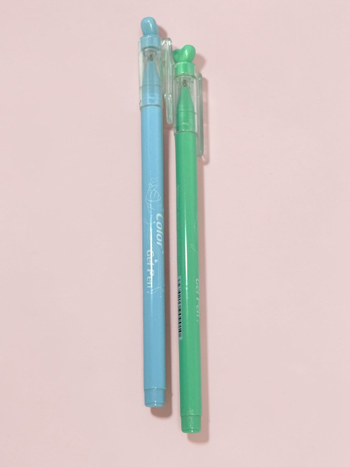 Set di 8 penne colorate con fusti azzurro e verde, tappi trasparenti su sfondo rosa
