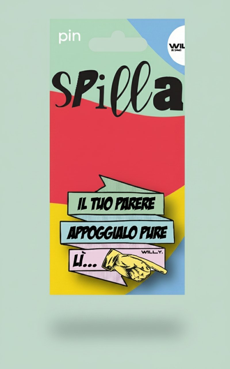Spilla colorata con fumetti e scritta "Spilla" su sfondo verde, rosso e giallo, con illustrazione di mano e testo italiano