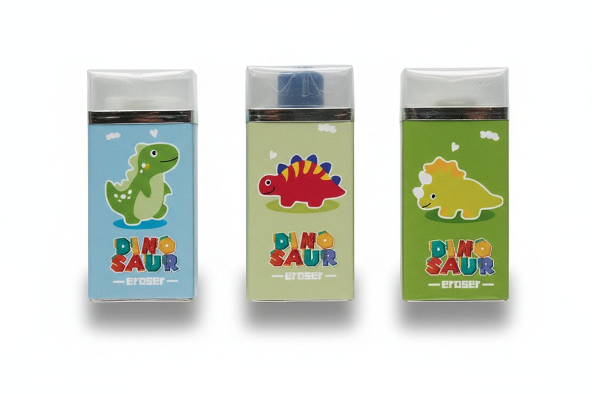 Tre gomme per cancellare colorate con dinosauri: una verde su sfondo blu, una rossa su sfondo giallo e una gialla su sfondo