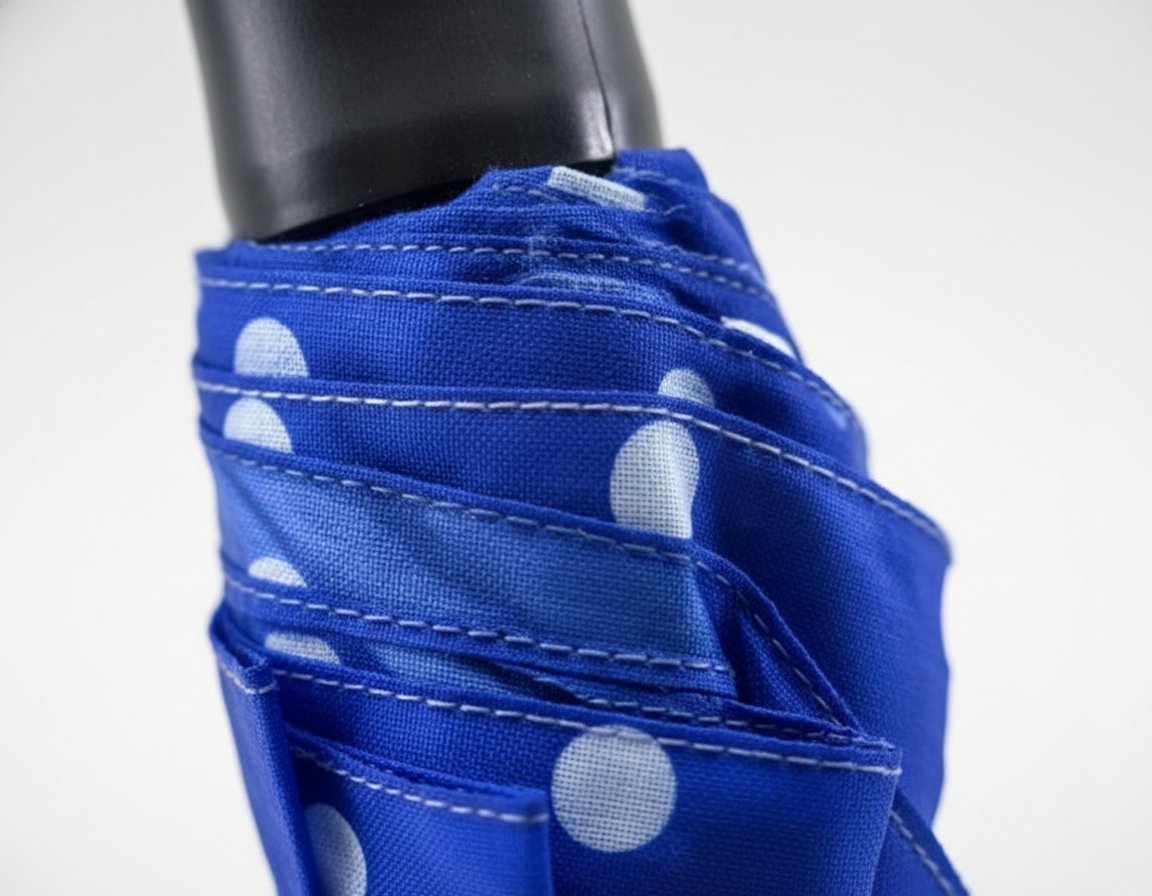 Quattro ombrelli compatti tascabili con fantasia pois bianchi nei colori rosso, fucsia, blu e azzurro con anellino di traspor