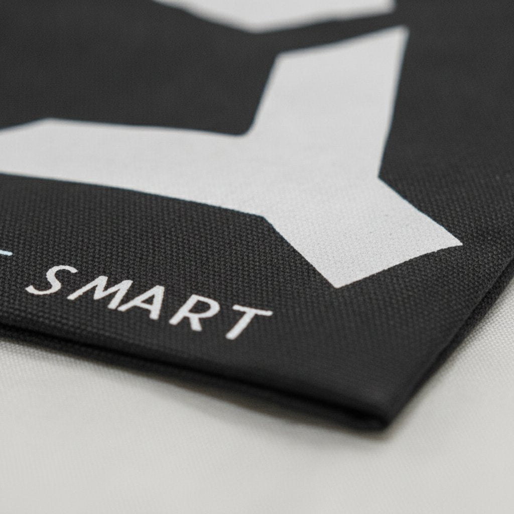 Shopper nera in tessuto con forme geometriche bianche astratte e logo Willy Be Smart