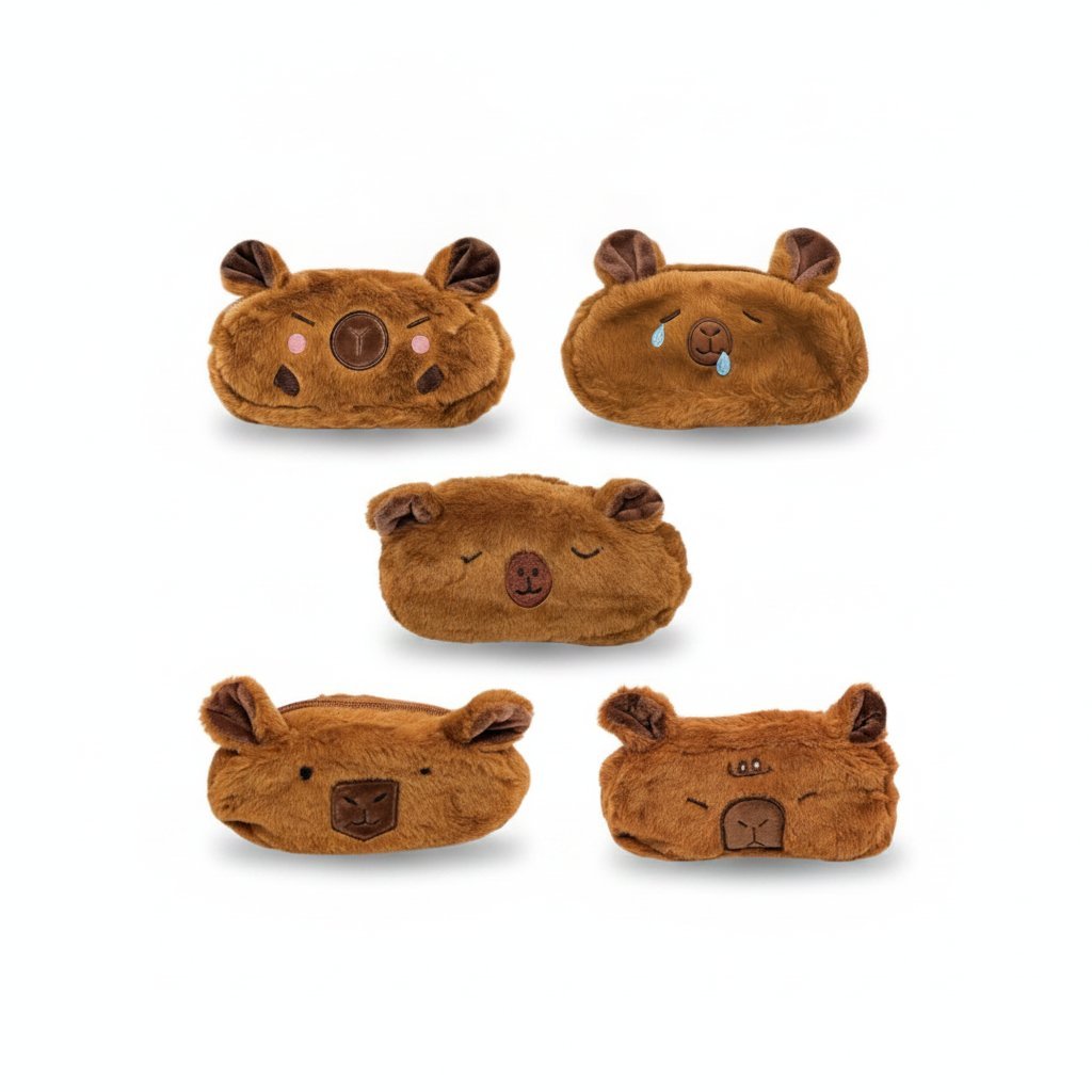 Set di cinque astucci peluche a forma di capibara con diverse espressioni facciali in tonalità marrone