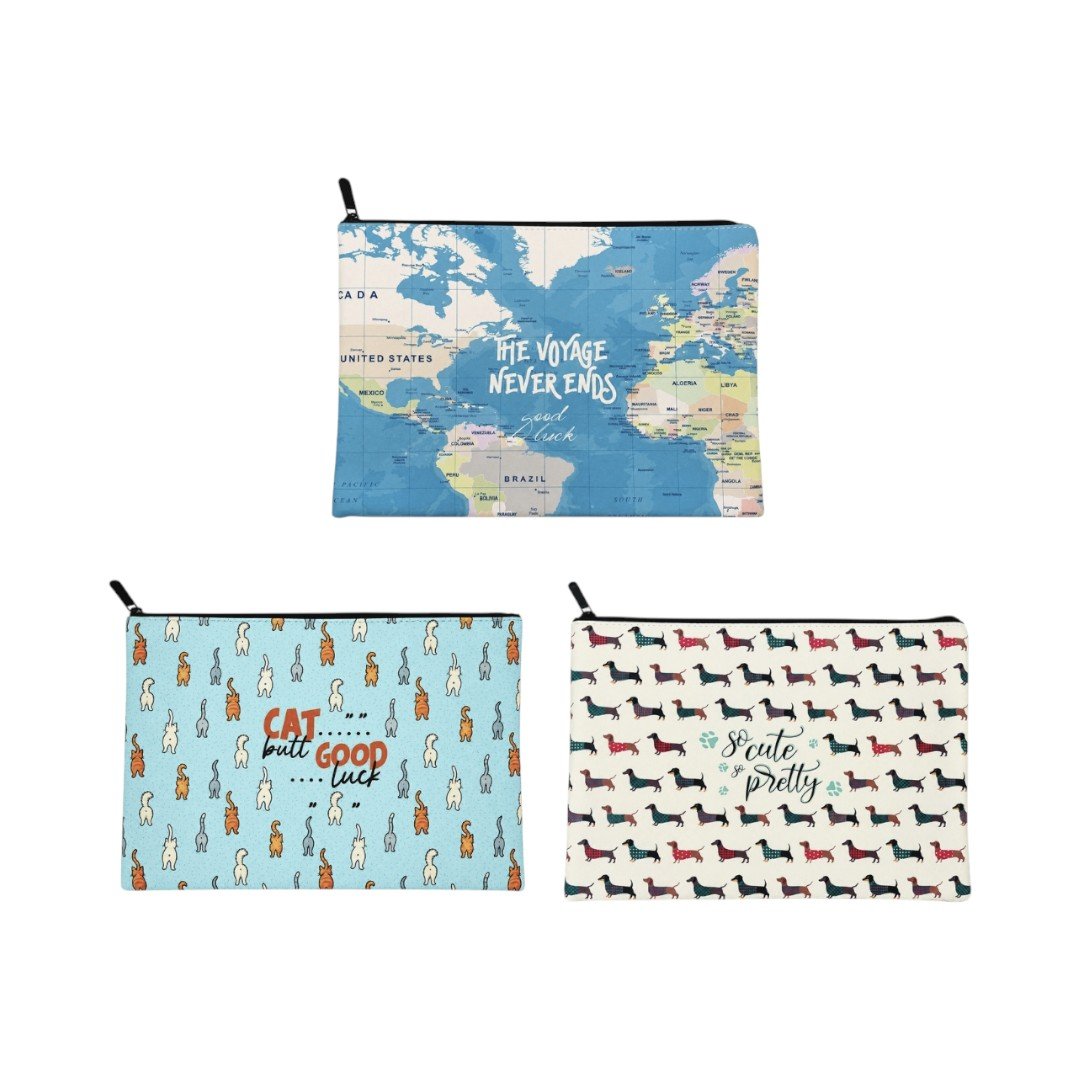 Tre pochette con zip: una con mappa del mondo e scritta viaggio, una celeste con gatti ripetuti, una beige con bassotti color