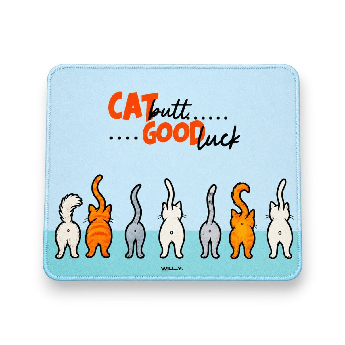 Tappetino mouse azzurro con disegno di sette gatti di spalle e scritta ironica gatto butti good luck