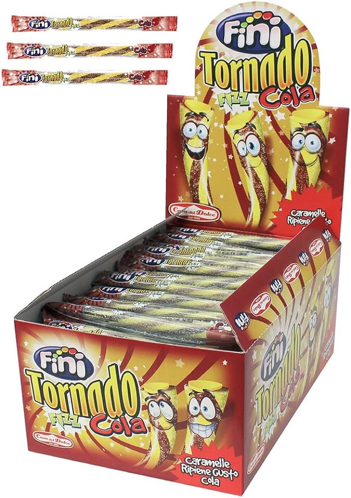 Bastoncini di caramella ripiena al gusto cola accanto all'espositore con personaggi disegnati