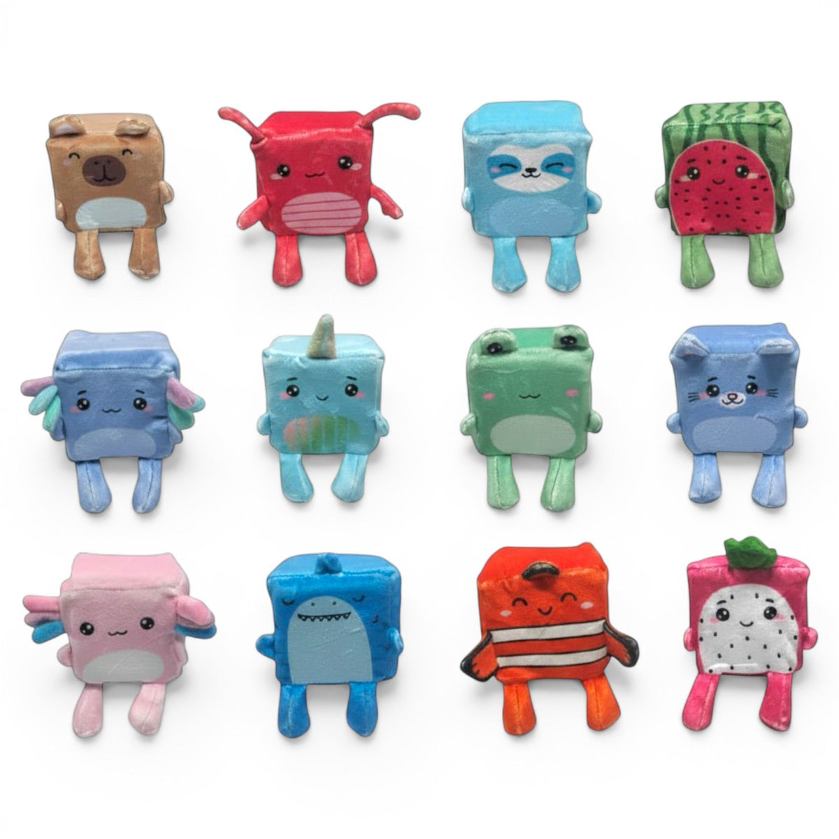 Peluche quadrato morbido color rosa con occhi kawaii e pancia a righe, tenuto in mano in camera dei giochi