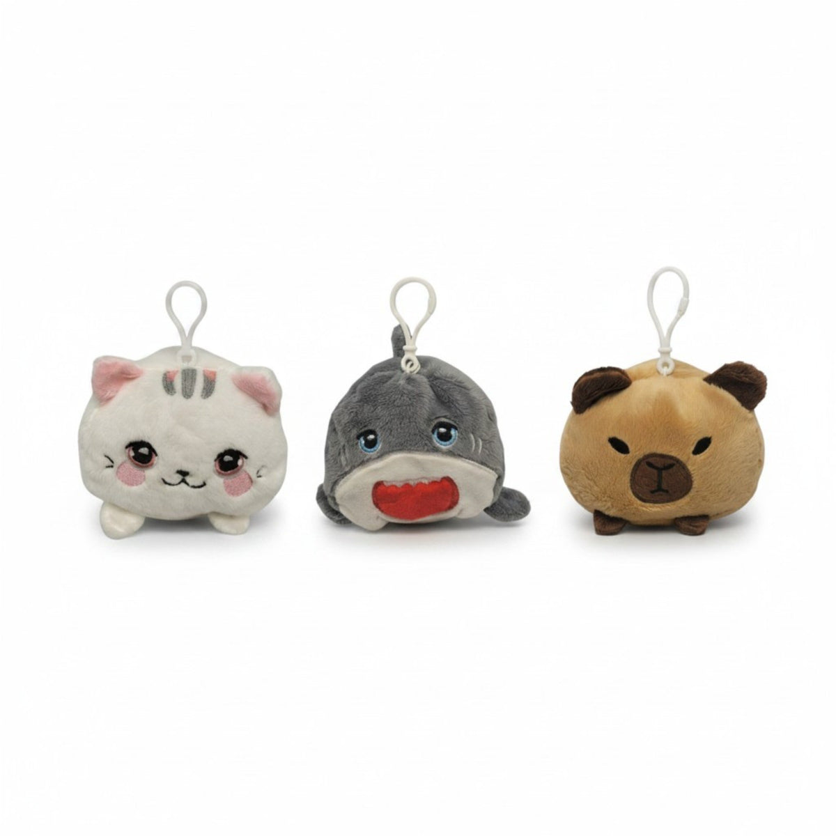 Peluche kawaii per pulire schermo: gatto grigio, elefante e orso su monitor con foglie verdi sullo sfondo