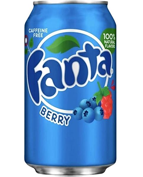 Lattina blu di bevanda ai frutti di bosco con logo Fanta e illustrazioni di mirtilli e lamponi rossi