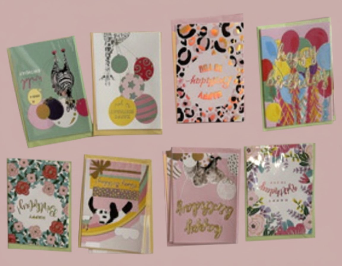 Collezione 8 biglietti auguri colorati con palloncini, fiori, pattern geometrici e scritte augurali su sfondo rosa