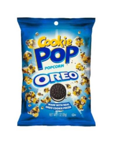 Sacchetto blu di popcorn ai biscotti Oreo con immagini di popcorn dorato e biscotti neri sparsi
