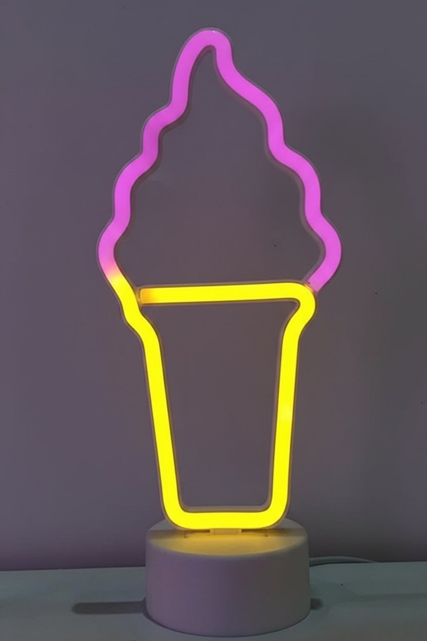 Lampada neon gelato con cono giallo e gelato rosa, design moderno su base bianca