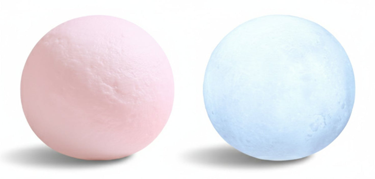 Lampada Moon punto luce sferica rosa e azzurra con superficie testurizzata e effetto luminoso
