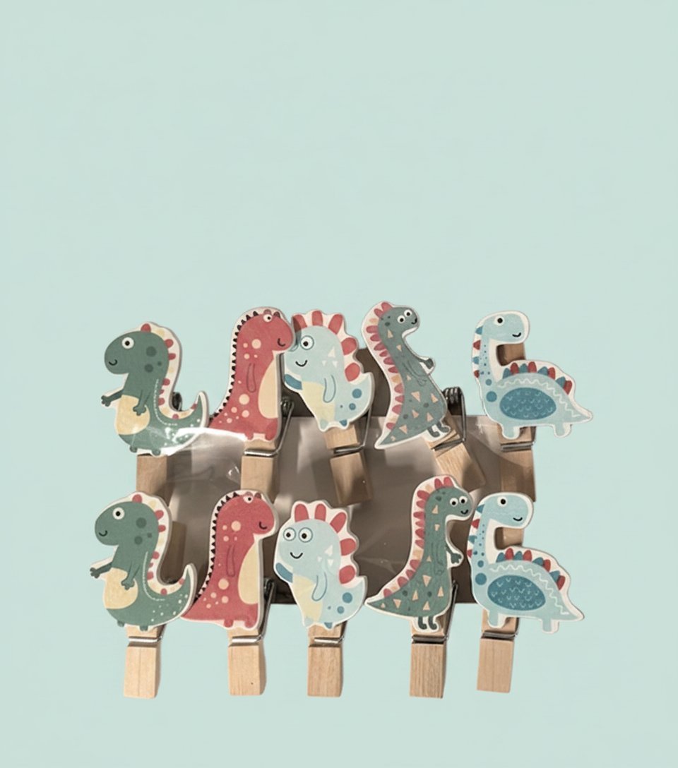 Set 10 mollette legno con dinosauri colorati, design carino per bambini su sfondo azzurro