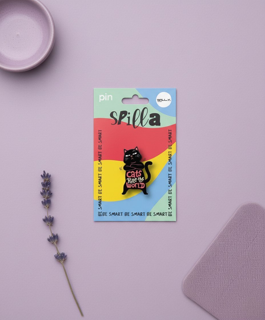 Spilla gatto nero con scritta "Cats Rule the World" su sfondo multicolore con strisce gialle, rosse e blu