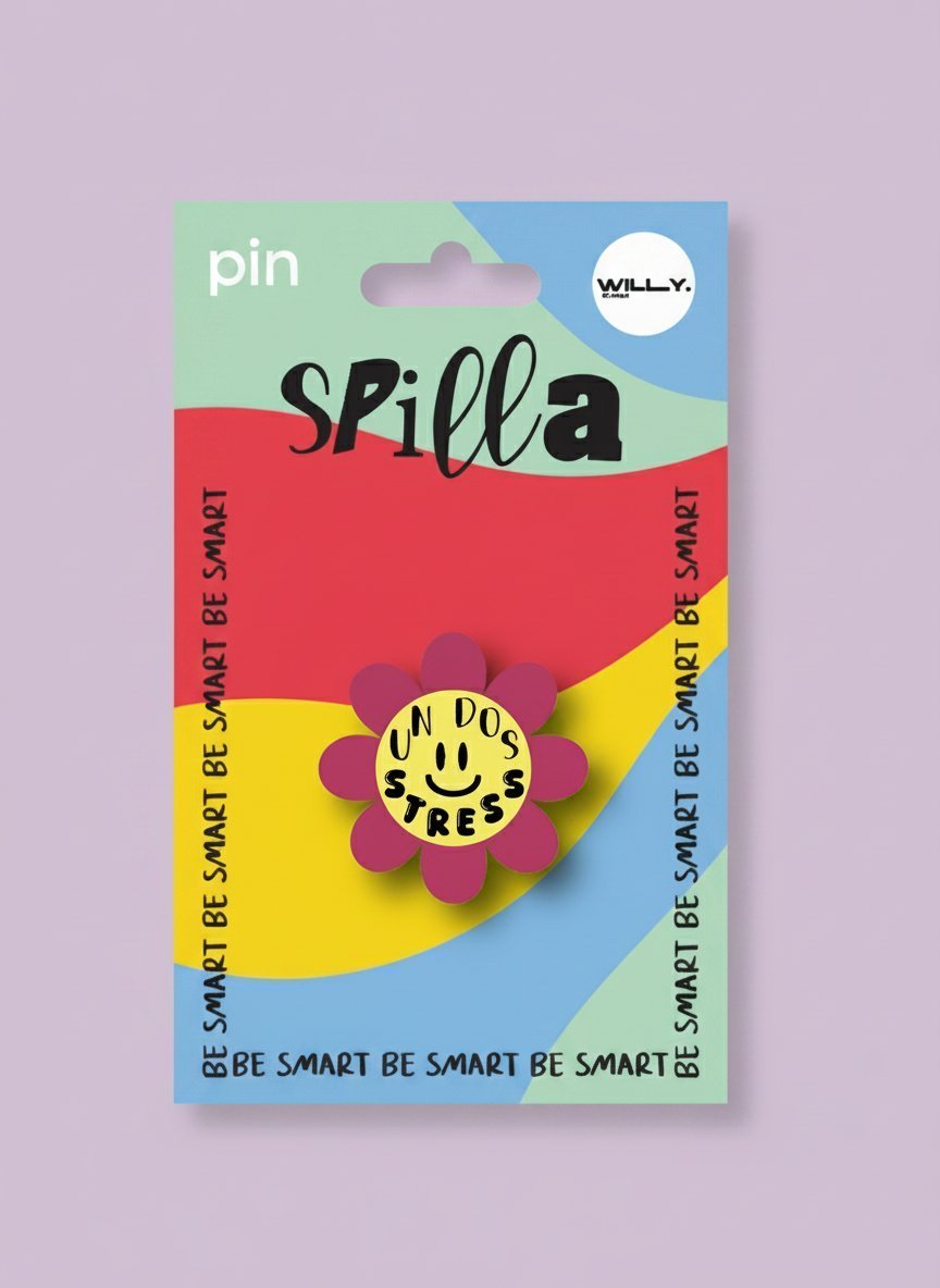 Spilla fiore antistress con petali bordeaux e faccina sorridente gialla su packaging colorato multicolore