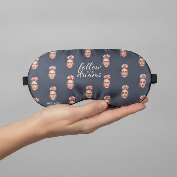 Maschera refrigerante per occhi con stampa di volti su sfondo blu scuro e stelle dorate, confezione in blister trasparente