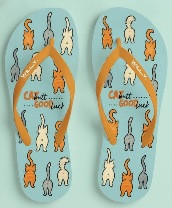 Infradito donna con stampa di gatti visti da dietro su sfondo azzurro, frase ironica Cat butt Good luck, design cartoon