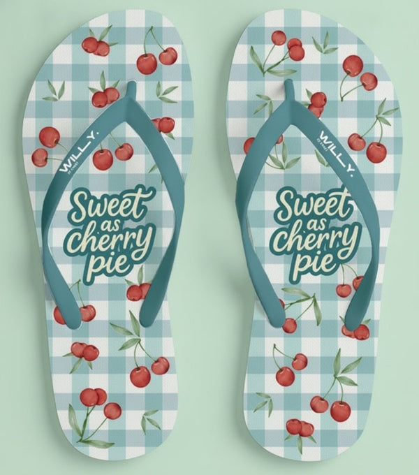 Coppia di infradito donna con stampa ciliegia rossa, fantasia vichy azzurra e bianca, scritta sweet as cherry pie su suola tu