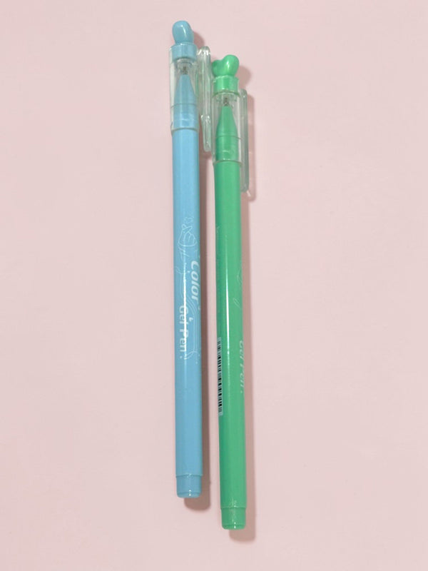 Set di 8 penne colorate con fusti azzurro e verde, tappi trasparenti su sfondo rosa