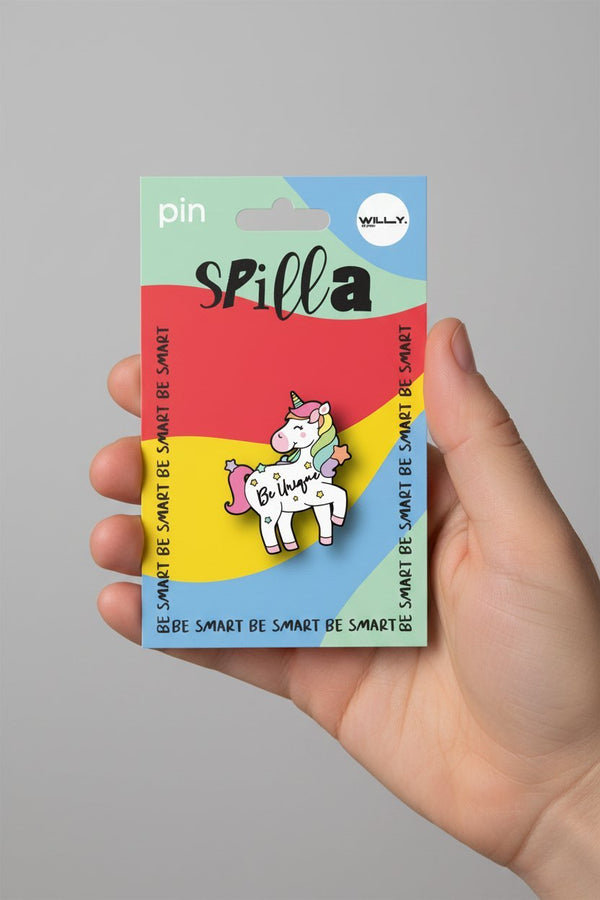 Spilla unicorno colorata con packaging arcobaleno, dettagli rosa e viola, frase Be Smart