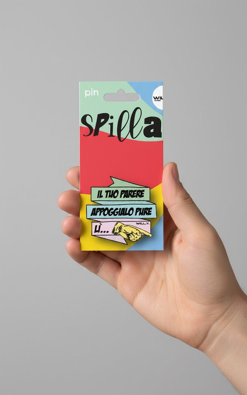 Spilla colorata con scritta "Il tuo parere appoggialo pure" su sfondo rosso, giallo e blu, tenuta in mano