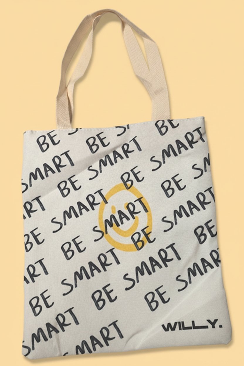 Shopper in cotone beige con stampa ripetuta di testo nero e logo giallo, manici lunghi in tessuto