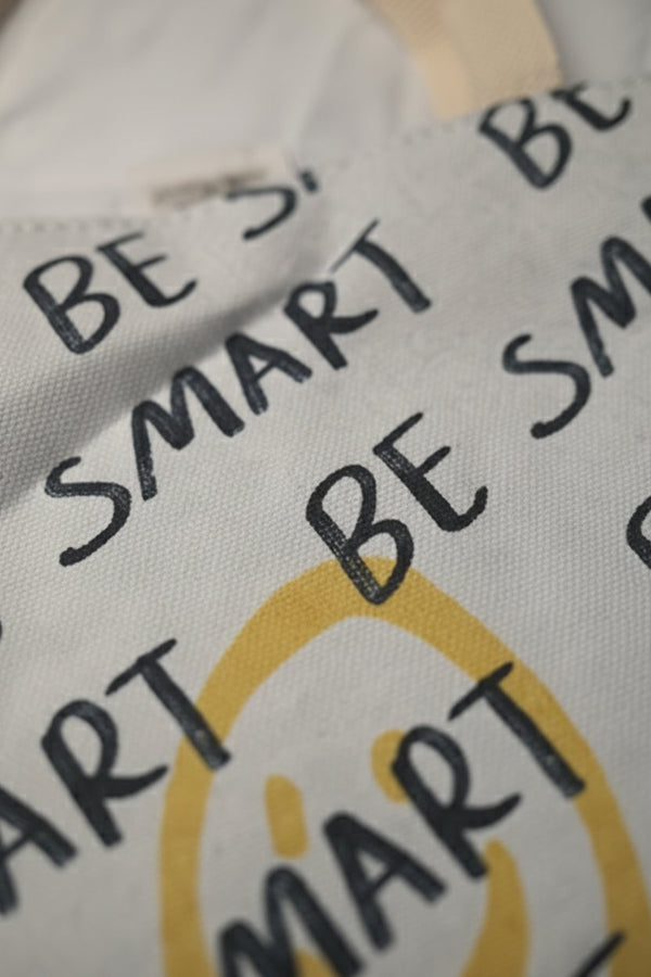 Shopper beige con stampa nera e dettagli gialli, design moderno con scritte motivazionali