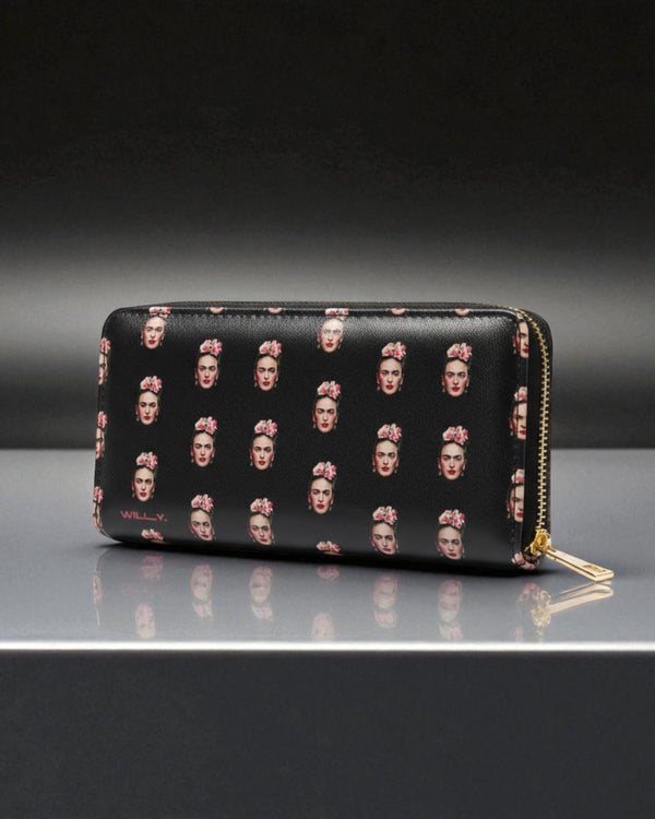 Portafoglio nero con pattern ripetuto di volti femminili e fiori rosa, chiusura lampo dorata
