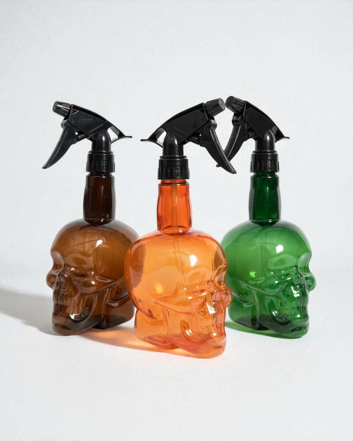 Tre spruzzatori a forma di teschio da 550ml in colore marrone, arancione e verde con diffusore trigger nero