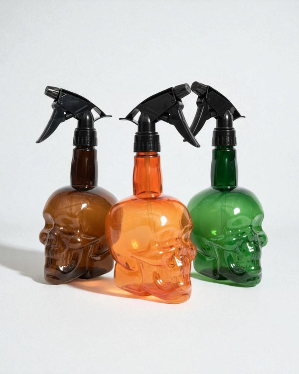 Tre spruzzatori a forma di teschio da 550ml in colore marrone, arancione e verde con diffusore trigger nero