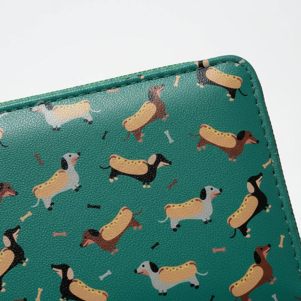Portafoglio verde con stampa ripetuta di cani bassotti che indossano hot dog, stile cartoon kawaii