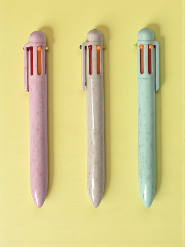 Tre penne multicolor in colori pastello rosa, bianco e azzurro con doppia punta su sfondo giallo