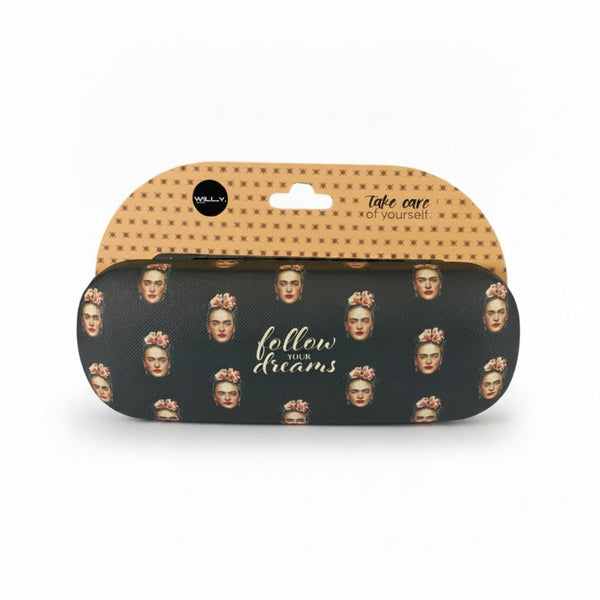 Custodia occhiali nera con stampa ripetuta di volti vintage e scritta follow your dreams in oro