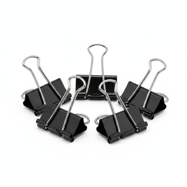Set di clip fermacarte nere con leve metalliche cromate su sfondo bianco