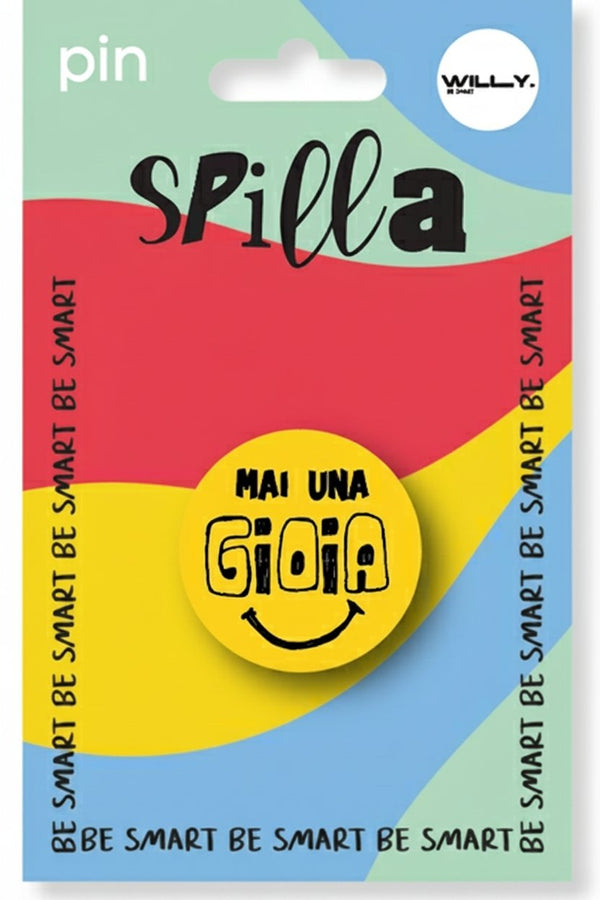 Spilla rotonda gialla con smiley e scritta "Mai una gioia", design colorato arcobaleno, accessorio divertente Be Smart