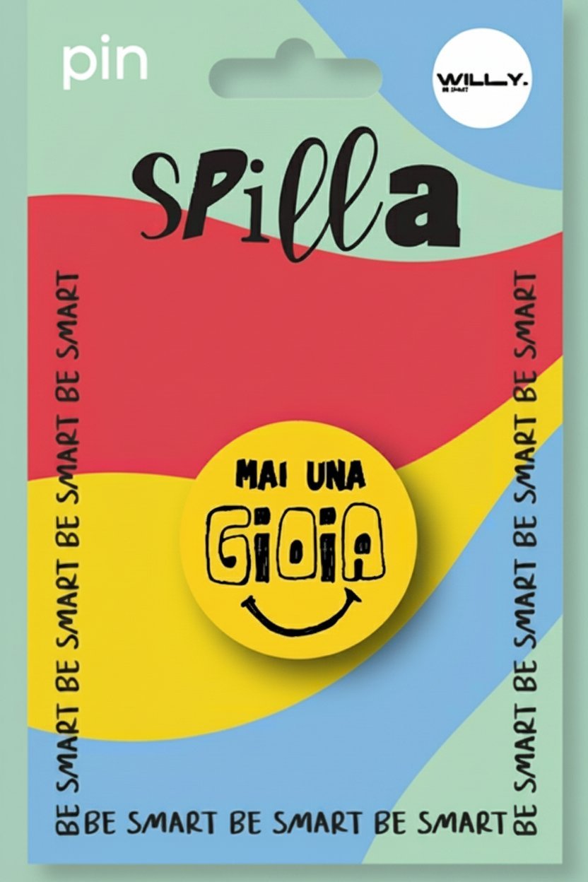 Spilla rotonda gialla con smiley e scritta Mai Una Gioia, su packaging colorato con design geometrico