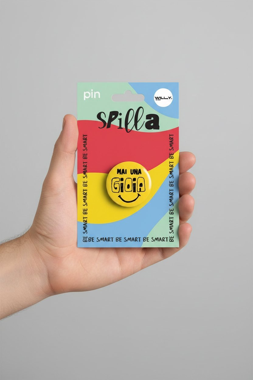 Spilla rotonda gialla con smiley e scritta "Mai una gioia" su packaging colorato multicolor con testo "Be Smart