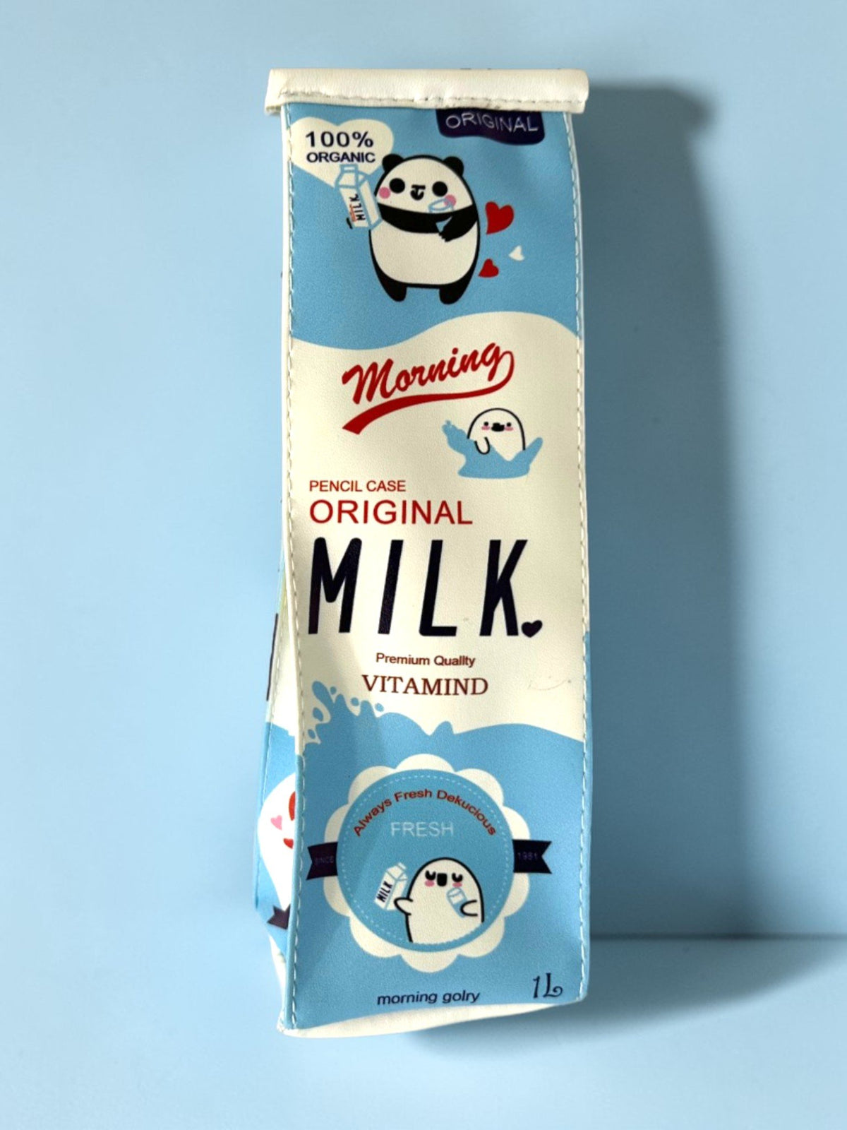 Astuccio portapenne a forma di cartone di latte con fantasia panda e design milk box, colori bianco e azzurro