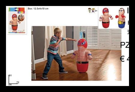 Bambino che colpisce una figura gonfiabile rossa da boxe con base stabile in legno