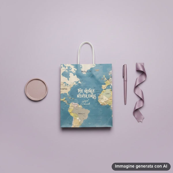 Shopper busta regalo beige e blu con mappa geografica mondiale vintage e scritte motivazionali sul tema dei viaggi