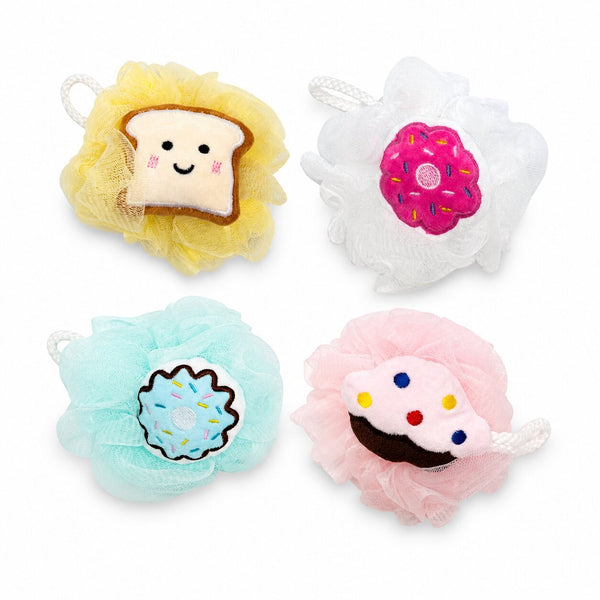 Set di quattro spugne da bagno morbide con design kawaii: pane tostato giallo, donut rosa, donut azzurro e cuoricino bianco c