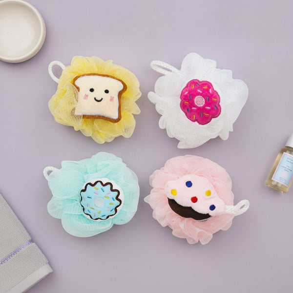 Set di quattro spugne da bagno morbide con design kawaii: pane tostato giallo, donut rosa, donut azzurro e cuoricino bianco c