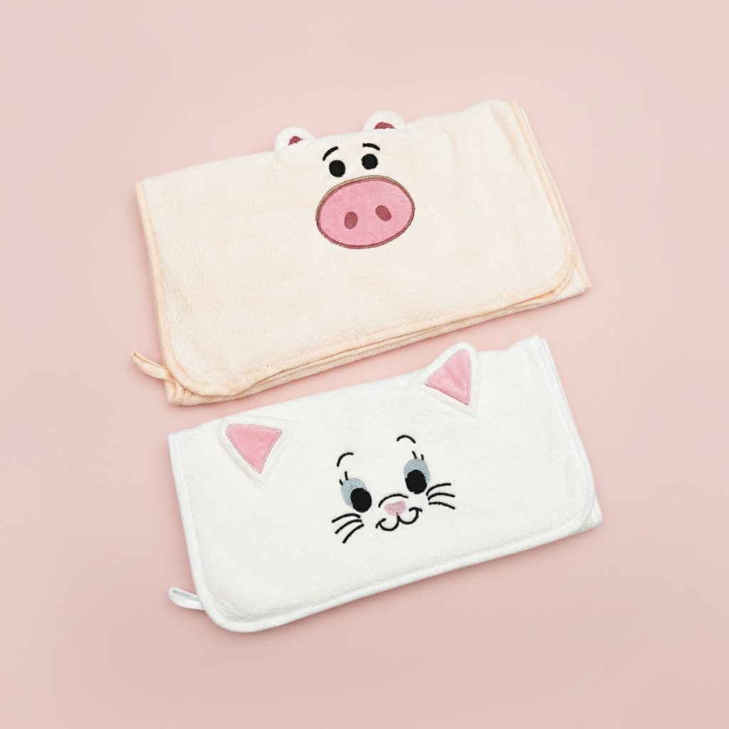Due asciugamani morbidi con volti kawaii ricamati: uno rosa con maialino e uno bianco con gattino, formato 35x75 centimetri