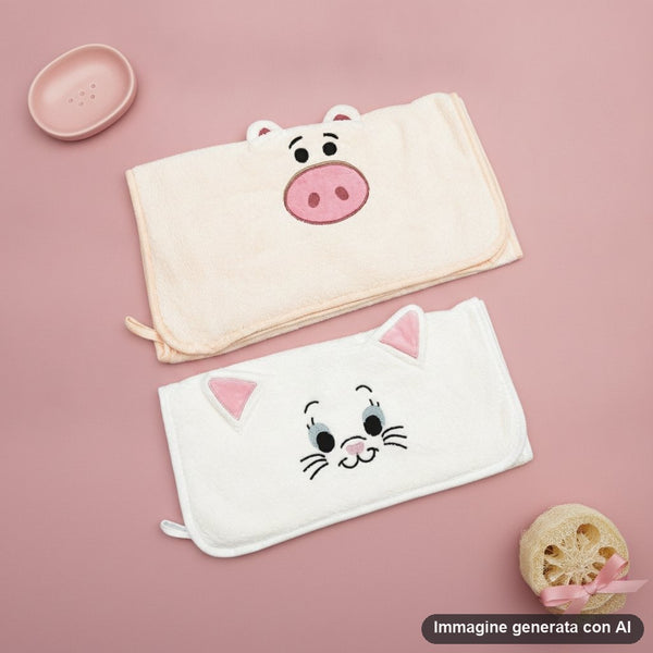 Due asciugamani in spugna con muso di maialino rosa e di gattino bianco ricamati.