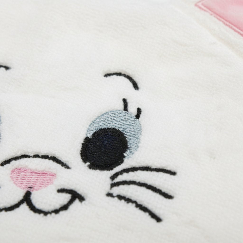 Due asciugamani morbidi con volti kawaii ricamati: uno rosa con maialino e uno bianco con gattino, formato 35x75 centimetri