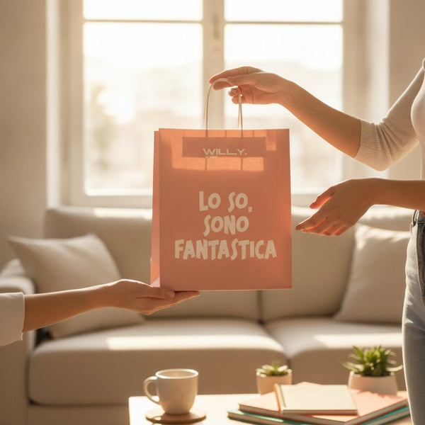 Quattro shopper colorate giallo, turchese, rosa e arancio con frasi ironiche scritte in bianco e manici in corda