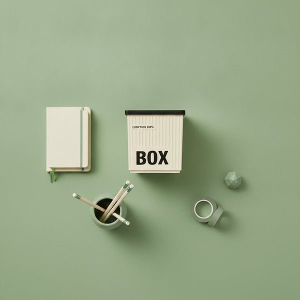 Contenitore quadrato beige con coperchio nero e scritta BOX, ideale per organizzare oggetti piccoli