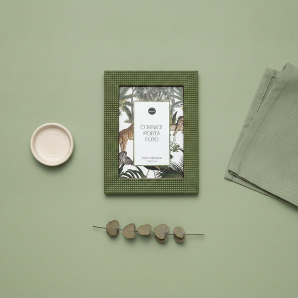 Tre portafoto con cornice texture a maglia nei colori verde, marrone e beige con decorazione botanica interna