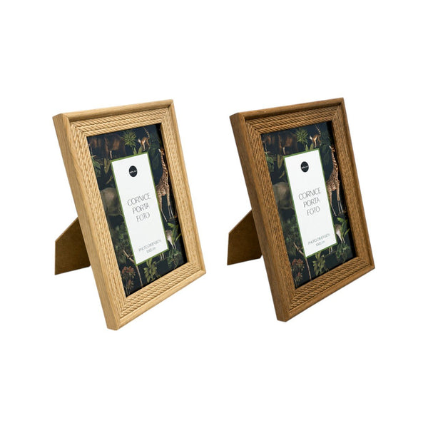 Due cornici portafoto in legno naturale con bordo intrecciato e interno decorato con motivi botanici scuri