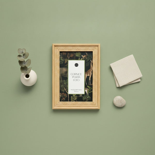 Due cornici portafoto in legno naturale con bordo intrecciato e interno decorato con motivi botanici scuri